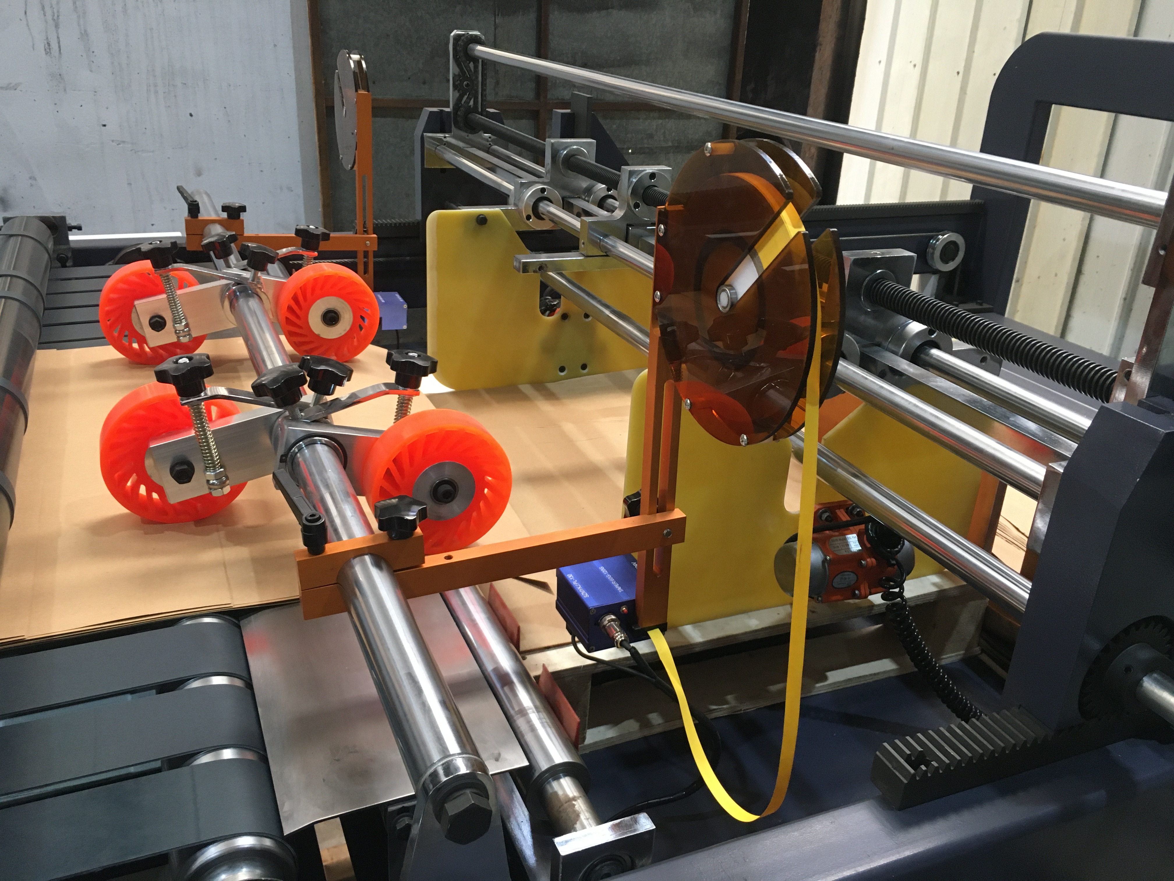 Mesin Pemotong Kertas Roll Otomatis Dengan Rotary Knife Cutting.